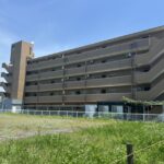 西側から見た建物の外観のお写真です。