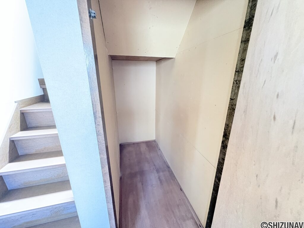 駒越東町　2階階段横収納