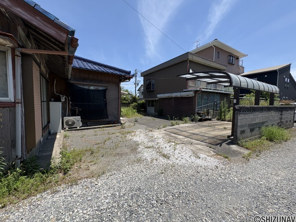 西側から見た外観です。