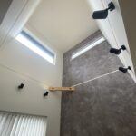 吹き抜け部分の横長窓からは日光が良く入りますので、日中は電気を点けなくても明るさを確保できます。
