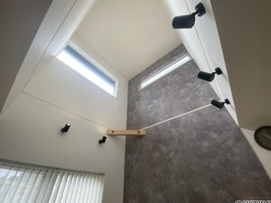 吹き抜け部分の横長窓からは日光が良く入りますので、日中は電気を点けなくても明るさを確保できます。