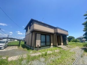 藤枝市青南町2丁目の中古住宅　セキスイハイム施工の建物　周辺住宅との距離がございます。の物件画像