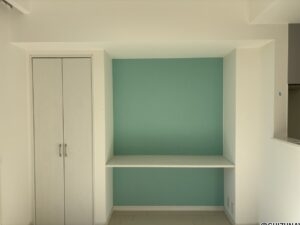 キッチン横の収納のお写真です。リモートワーク等に使えます。