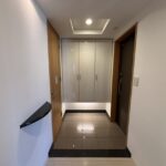 玄関のお写真です。横にはシューズインクローゼットがついております。