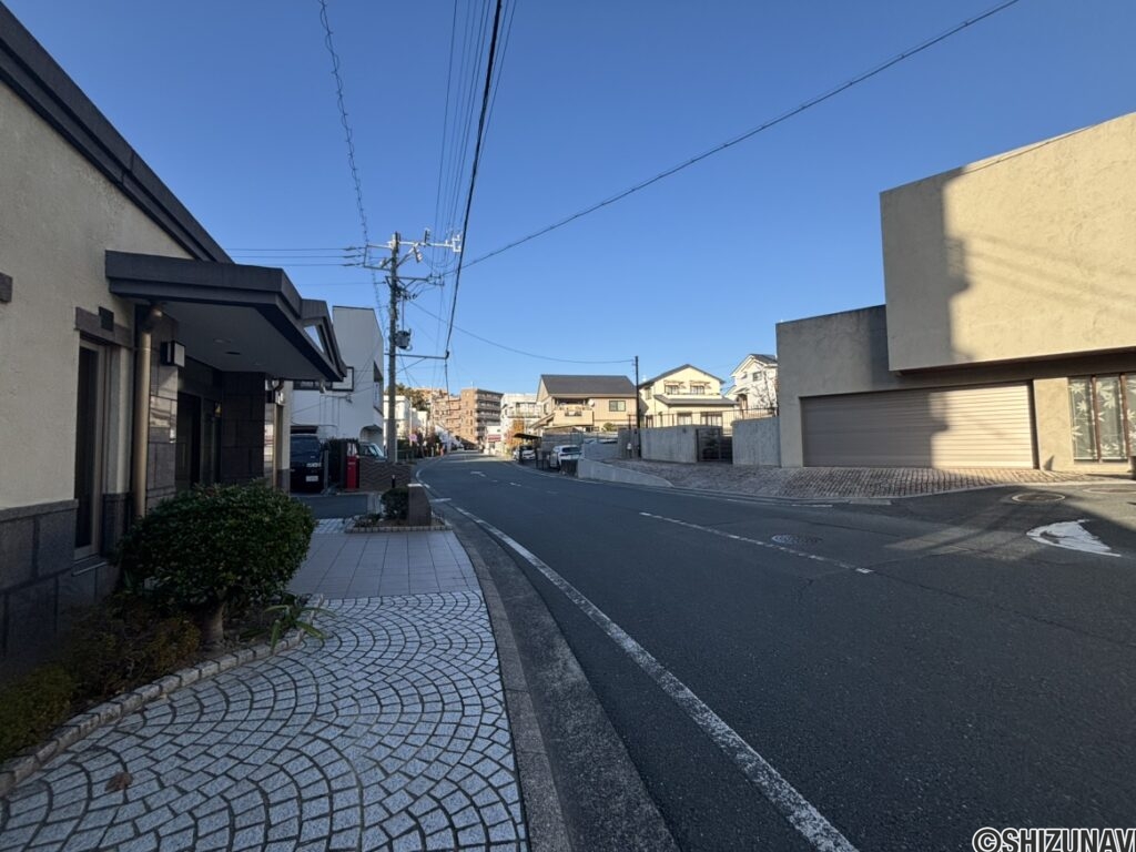 マンション目の前の道路のお写真です。