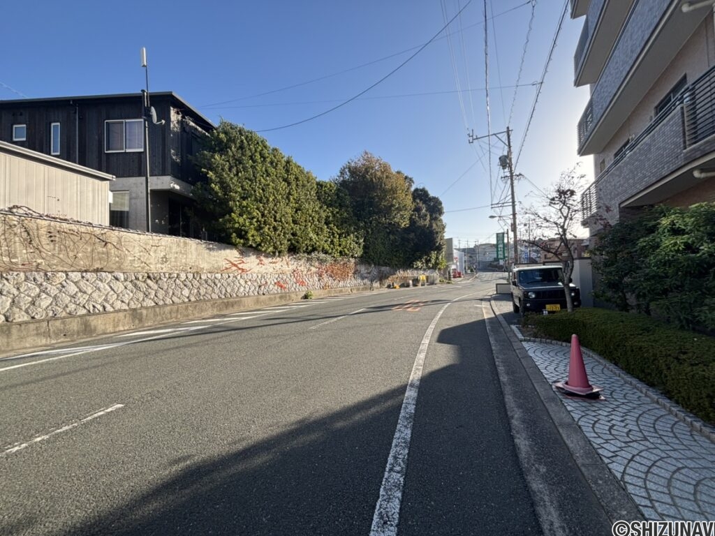 目の前の道路のお写真です。