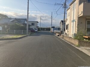 西側道路は広々としており車庫入れラクチン♪