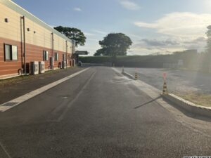 西側道路別角度から撮影です。