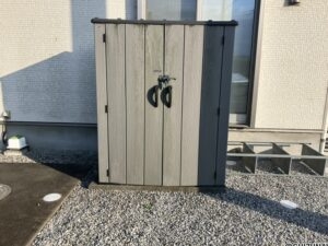 北側敷地内におしゃれな物置きスペースがあります。