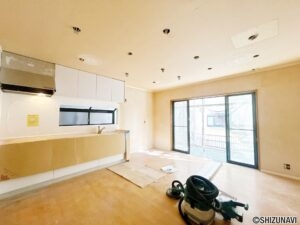 【リフォーム中／ＬＤＫ別角度】キッチンは新品交換いたします。冷蔵庫やカップボードを設置するスペースも用意がございます。
