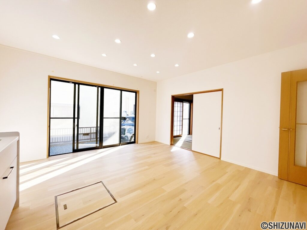 【リフォーム後／ＬＤＫ】ＬＤＫはフロアタイルの上張り、クロス貼替、キッチン交換、照明交換を行いました。