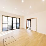 【リフォーム後／ＬＤＫ】ＬＤＫはフロアタイルの上張り、クロス貼替、キッチン交換、照明交換を行いました。