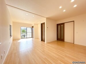 【リフォーム済／リビング】フロアタイル重ね張り、クロス張替、照明交換を行い、明るく開放感のある16.75帖のLDKへと生まれ変わりました。