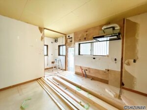 【リフォーム中/LDK】元々は8帖のダイニングでしたが、隣の和室と繋げて約17帖のLDKになる予定です。広々としたLDKで家族団らんを楽しんでいただけます。