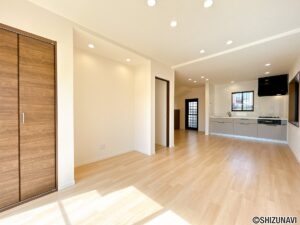 【リフォーム済／LDK】フロアタイル重ね張り、クロス張替、照明交換を行いました。収納もございますので、お部屋をすっきり保つことが可能です。