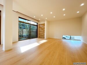 【リフォーム後／LDK】キッチン側から撮影したLDKです。リビング内に収納スペースがあるため、掃除機やお子様のおもちゃなど、用途に合わせてお使いいただけます。