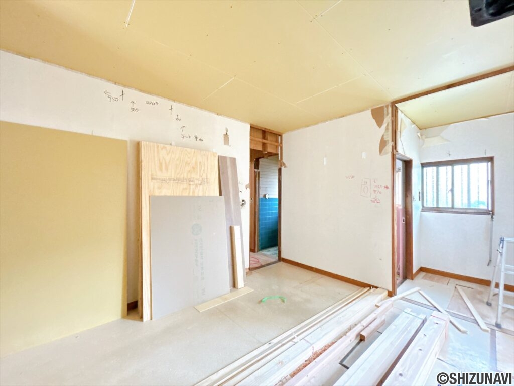 【リフォーム中/LDK別角度】約17帖のLDKはフローリング重ね張り、クロス張替、照明交換を行います。南側に面した明るいLDK空間となっております。