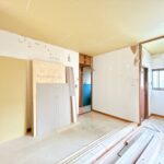 【リフォーム中/LDK別角度】約17帖のLDKはフローリング重ね張り、クロス張替、照明交換を行います。南側に面した明るいLDK空間となっております。