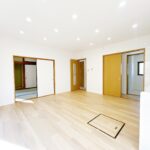 【リフォーム後／ＬＤＫ】ＬＤＫと和室は続き間で使うことも可能です。来客時は襖を閉めて客間としてお使いください。