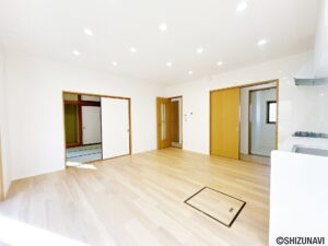 【リフォーム後／ＬＤＫ】ＬＤＫと和室は続き間で使うことも可能です。来客時は襖を閉めて客間としてお使いください。