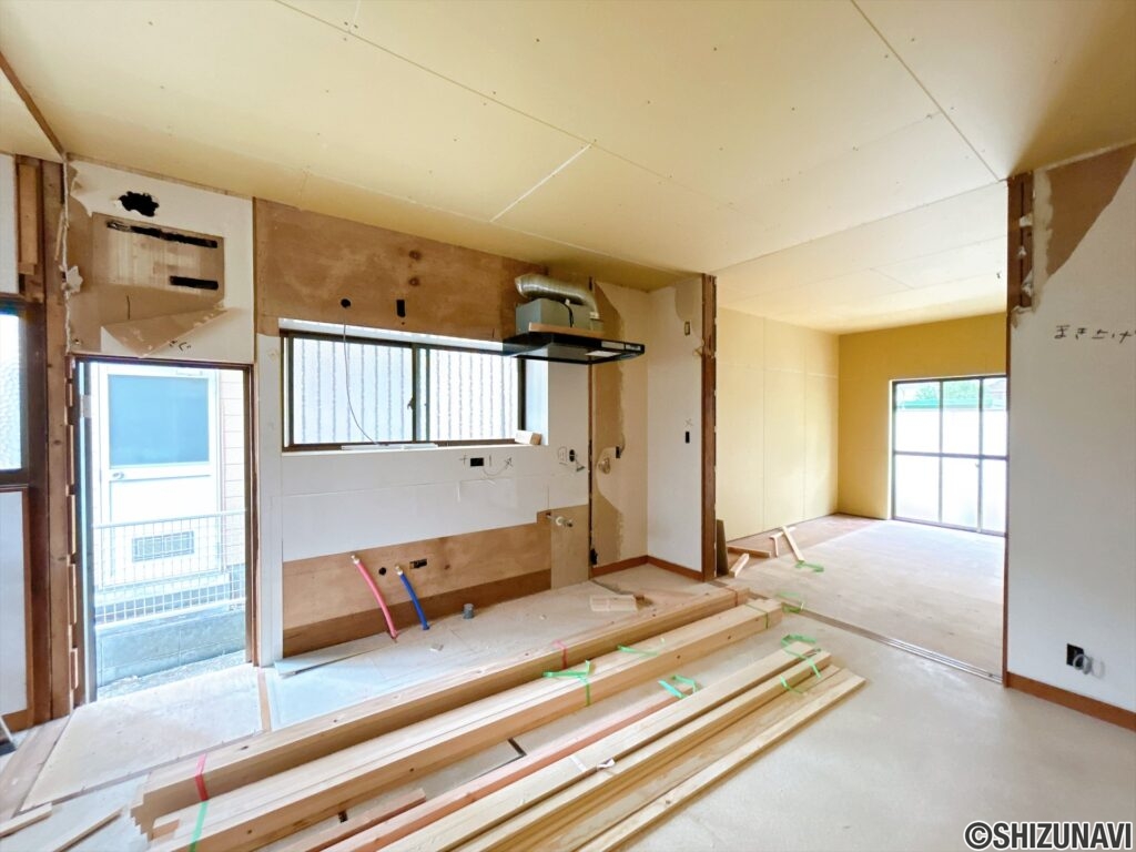【リフォーム中/LDK別角度】約17帖のLDKはフローリング重ね張り、クロス張替、照明交換を行います。