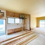 【リフォーム中/LDK別角度】約17帖のLDKはフローリング重ね張り、クロス張替、照明交換を行います。
