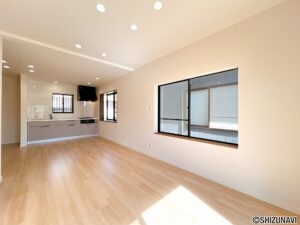 【リフォーム済／LDK別角度】フロアタイル重ね張り、クロス張替、照明交換を行いました。窓が二面にあるため、風通しや採光ともに良好です。