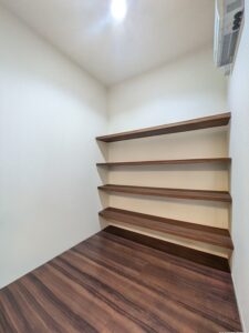 【パントリー】キッチンの隣にたっぷり収納！
