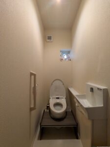 【1階トイレ】手洗い付きのトイレです！