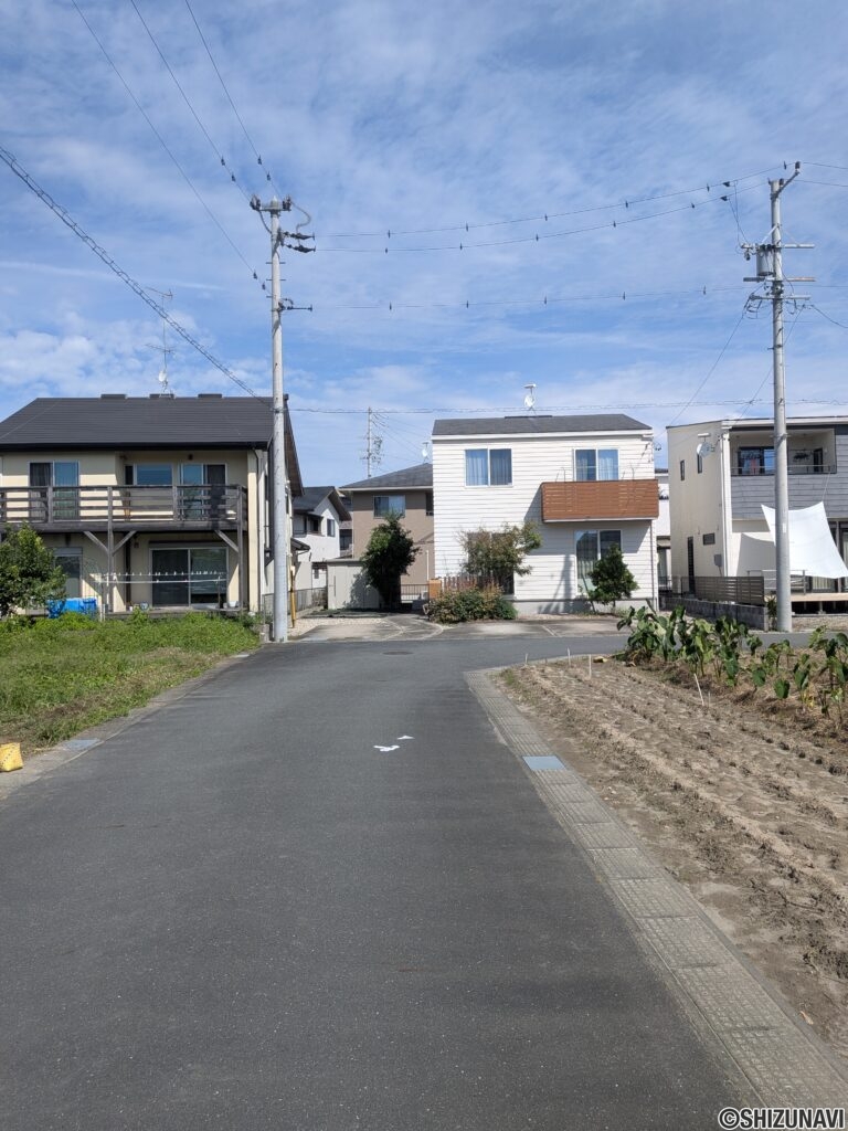 【外観】前面道路はメイン道路から一本入り、お子様の安全面も安心です！