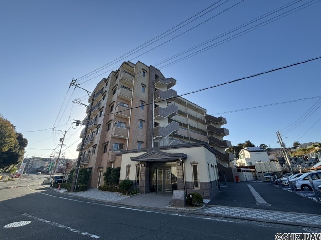 マンションの外観のお写真です。ご家族でお住まいの方が多いのが特徴です。