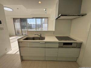 キッチンのお写真です。クリーニング済みのため、綺麗な状態です。L型から対面式のキッチンにリフォームされております。
