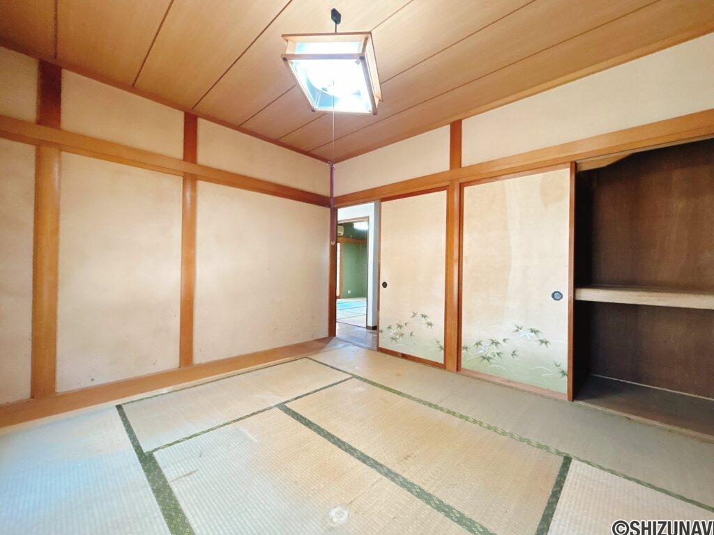 【リフォーム前/1階和室7帖別角度】畳の表替え、襖張替、照明交換を行います。ゴロンと寝転べる畳の部屋があるのは嬉しいポイントですね。