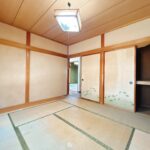 【リフォーム前/1階和室7帖別角度】畳の表替え、襖張替、照明交換を行います。ゴロンと寝転べる畳の部屋があるのは嬉しいポイントですね。