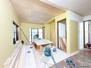 【リフォーム中／1階和室→リビング】別角度　フロアタイル仕上げに変更し、リビングと一体感のある空間へ生まれ変わります。