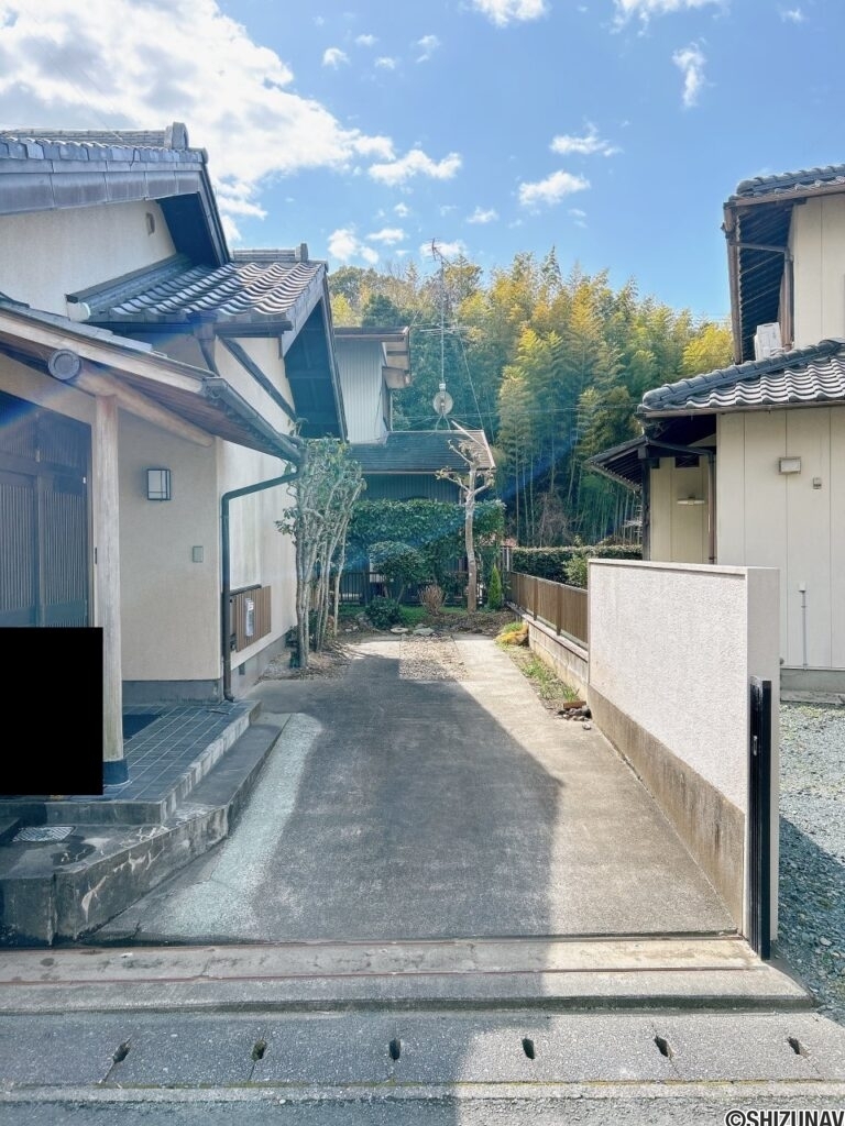 【駐車場】縦列駐車場ですが隅切りされていますので、停めにくさは感じません。