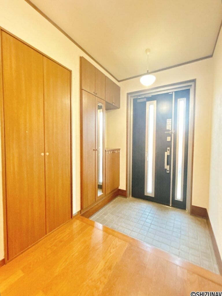 【玄関内観】