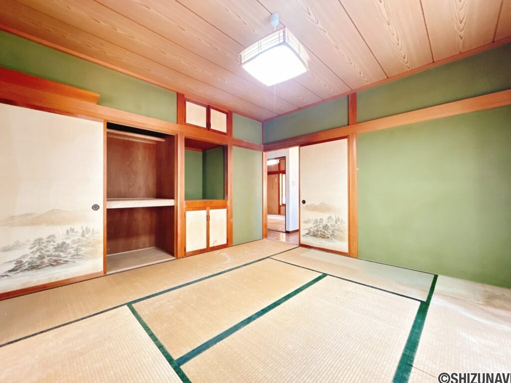 【リフォーム前/1階和室（1）8帖別角度】畳の表替え、襖張替、照明交換を行います。玄関に近い和室ですので客間としての利用も可能です。