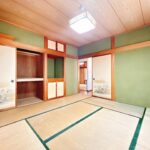 【リフォーム前/1階和室（1）8帖別角度】畳の表替え、襖張替、照明交換を行います。玄関に近い和室ですので客間としての利用も可能です。
