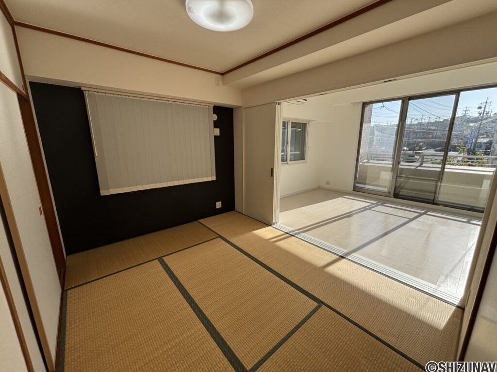 6帖の和室のお写真です。洋室に変更することで、LDKを広くすることもできそうです。