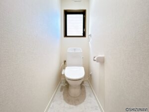 【リフォーム済／トイレ】毎日使用するトイレは洗浄便座付きトイレに新品交換しました。クロスやフロアの張替を一緒にすることで清潔感のある空間に。直接肌に触れる部分は新品がいいですね。