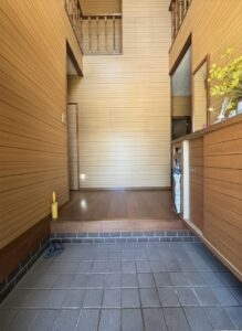 玄関は吹き抜けており、解放感がありますよ♪