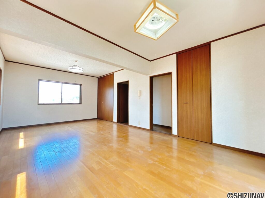 【リフォーム前/2階洋室14帖別角度】こちらのお部屋は、将来的に2部屋に分けることも可能な間取りとなっております。ライフスタイルの変化に対応できる住宅です。