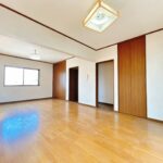 【リフォーム前/2階洋室14帖別角度】こちらのお部屋は、将来的に2部屋に分けることも可能な間取りとなっております。ライフスタイルの変化に対応できる住宅です。