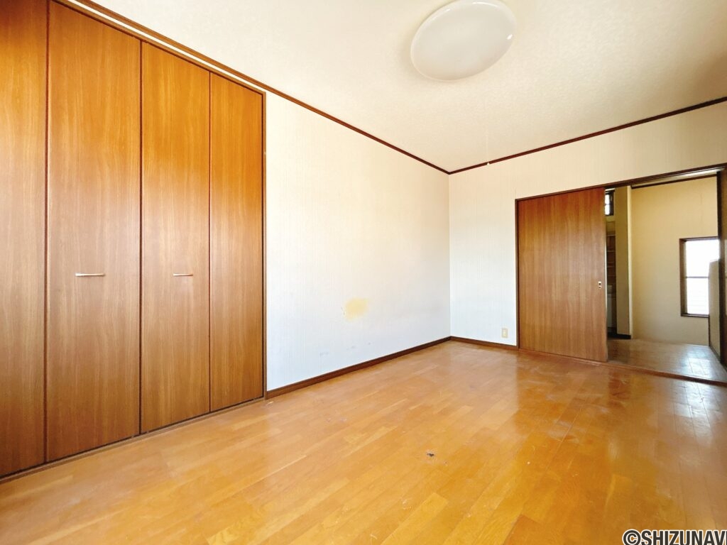 【リフォーム前/2階洋室7.5帖別角度】クロス張替、照明交換、フローリングのワックスがけを行います。クローゼットがついているお部屋ですので、収納にも困りません。