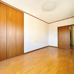【リフォーム前/2階洋室7.5帖別角度】クロス張替、照明交換、フローリングのワックスがけを行います。クローゼットがついているお部屋ですので、収納にも困りません。