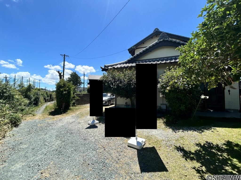 【前面道路含む外観写真】122坪のゆとりある敷地です。