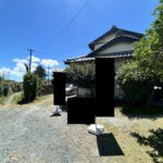 【前面道路含む外観写真】122坪のゆとりある敷地です。