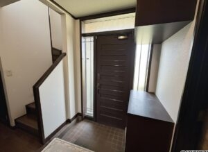 玄関です。備え付けの下駄箱がございます。