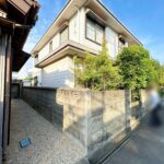 【リフォーム前/外観　別角度】外壁は塗装を行います。綺麗な外観で気持ちよく新生活をスタートできるとともに、購入後のメンテナンス費用も抑えられます。